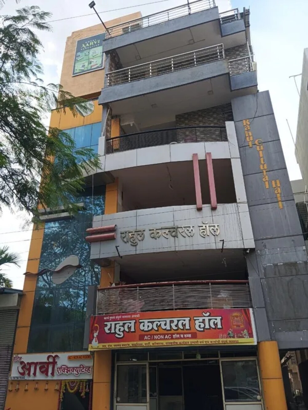 FabHotel Aarvi Executive - Tap to explore photos