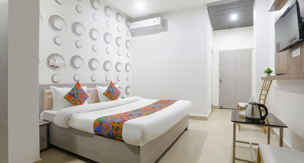 Via Samriddhi - 1 Km From varanasi Railway Station Room Type - Deluxe Room