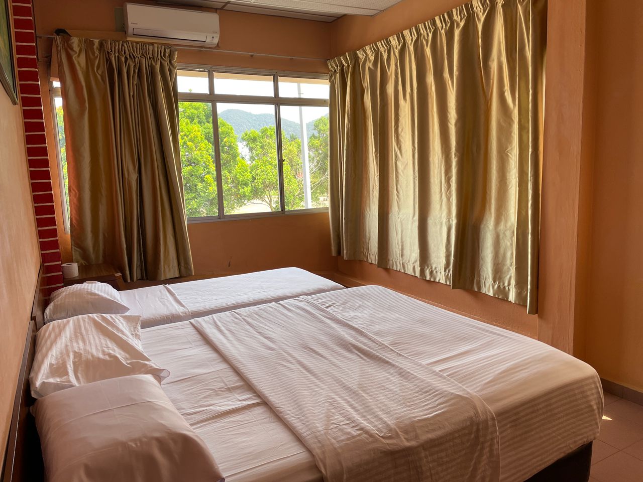 OYO 91284 White House Hotel Kluang - Tap to explore photos