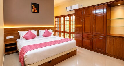 Madhura Residency | 6-Min Walk to Padmanabhaswamy Temple Room Type - Deluxe Room