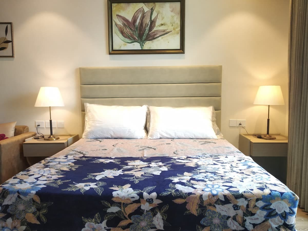 Luxury l Studio @Sector-66 Central Gurgaon - Tap to explore photos