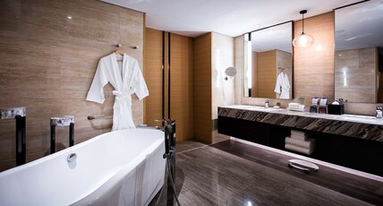 Holiday Inn BAOJI CENTRAL Room Type - 1 King Suite