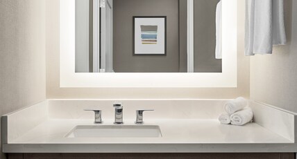 Staybridge Suites COLORADO SPRINGS NE - POWERS Room Type - 2 Queen Studio Suite Communications Accessible Tub