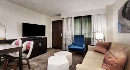 Embassy Suites Raleigh-Crabtree Room Type - 1 KG STE CORNER ROOM