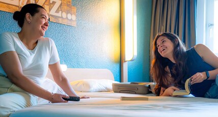 ibis budget Paris Porte de Pantin Room Type - TRIPLE - Room with a large bed and a bunk bed