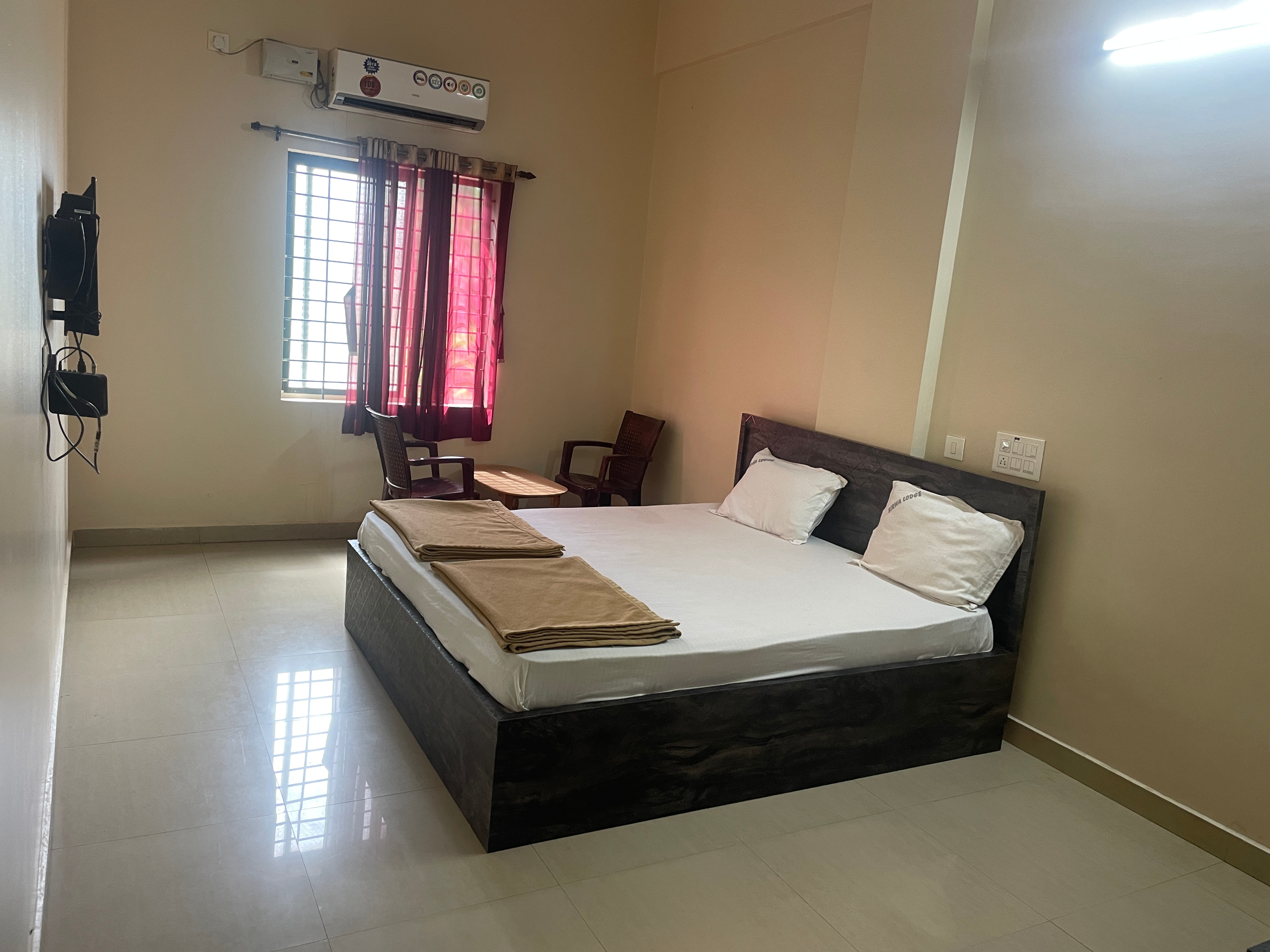 Hotel Birwa - Nelyadi - Tap to explore photos