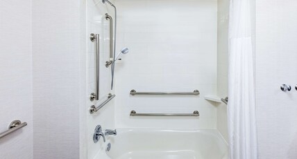 Hampton Inn Gardner Convention Center Room Type - 2 QNS ACCESSIBLE W TUB NS