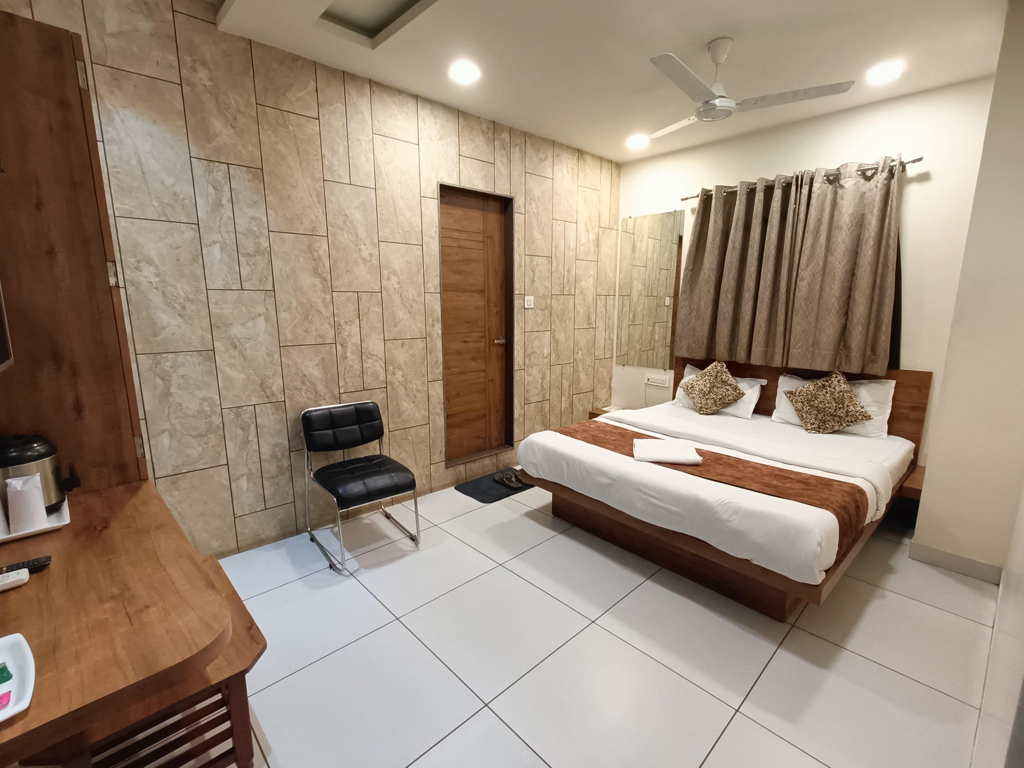 Hotel Kinara - Tap to explore photos