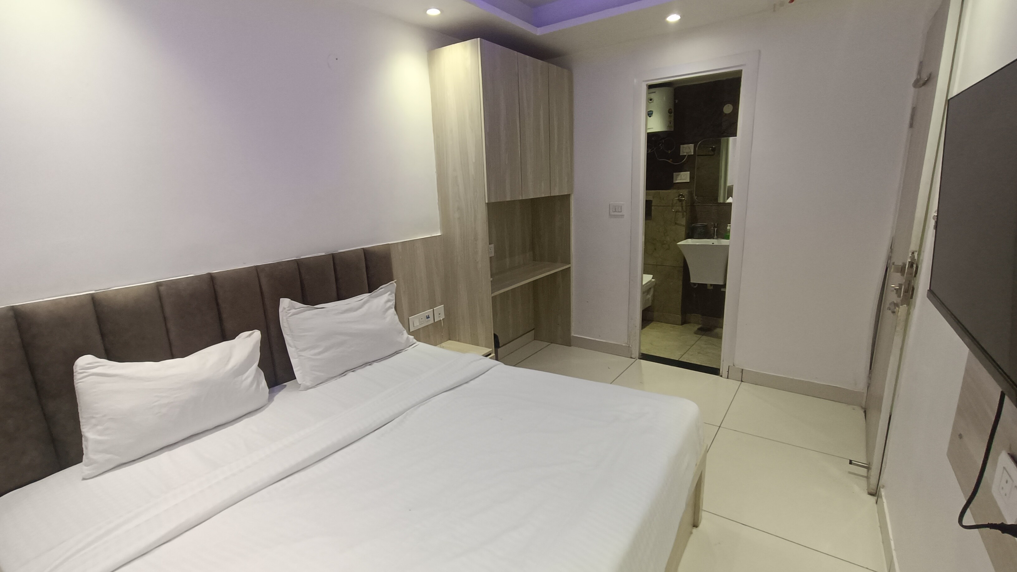 Hotel Red Chilly Adarsh Nagar - Tap to explore photos