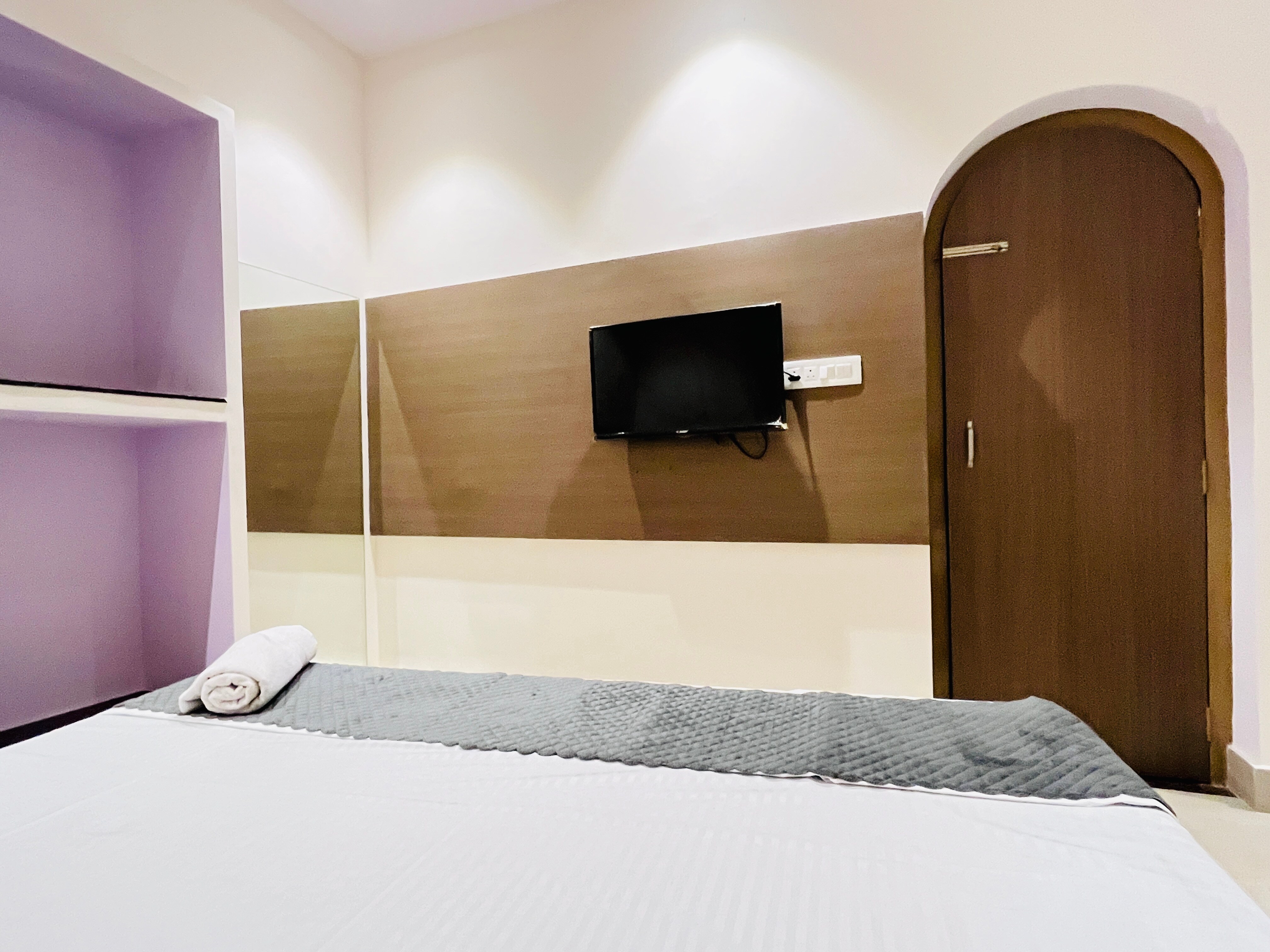 kashi Vas - Tap to explore photos