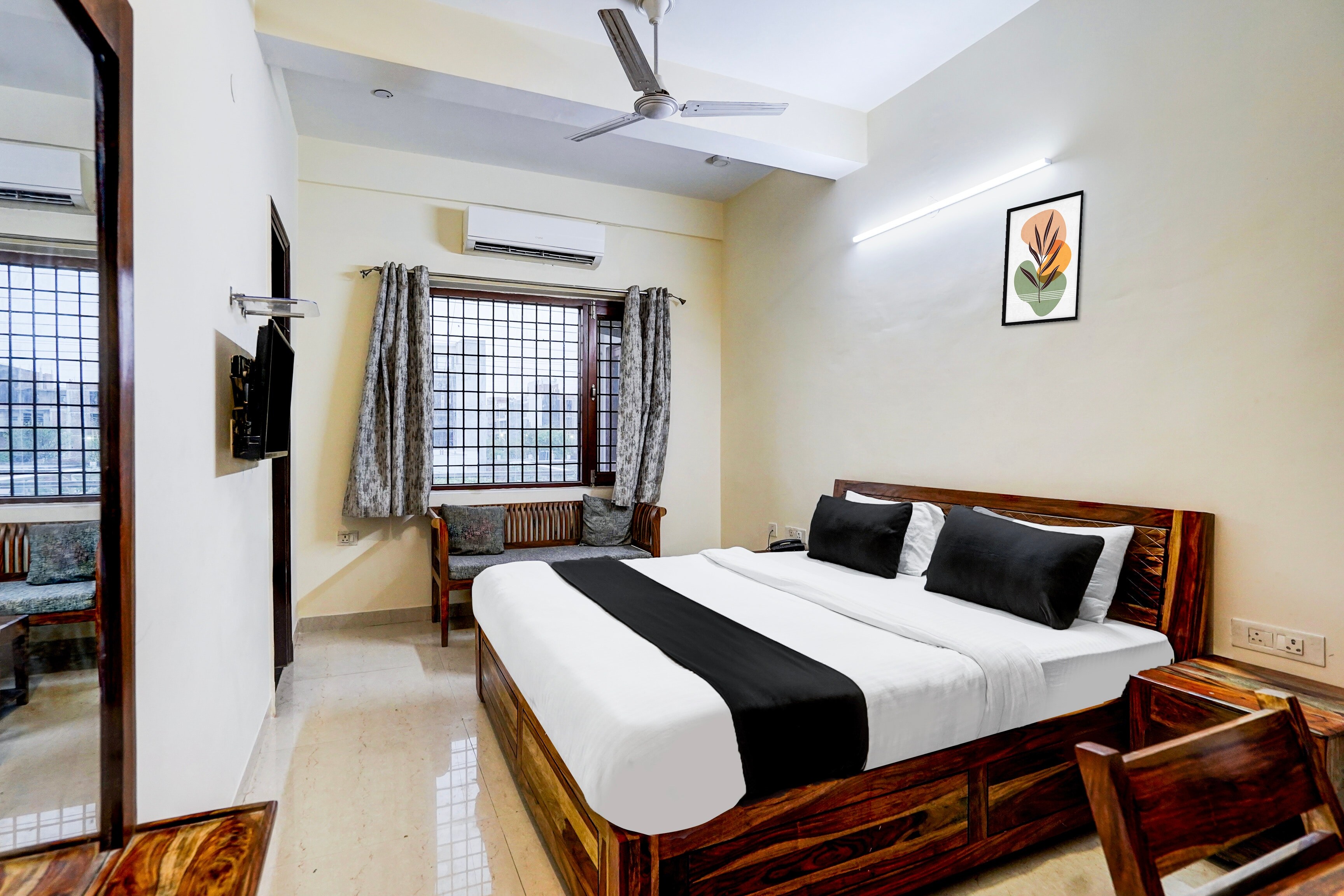 Hotel O Noida 86 retreat - Tap to explore photos