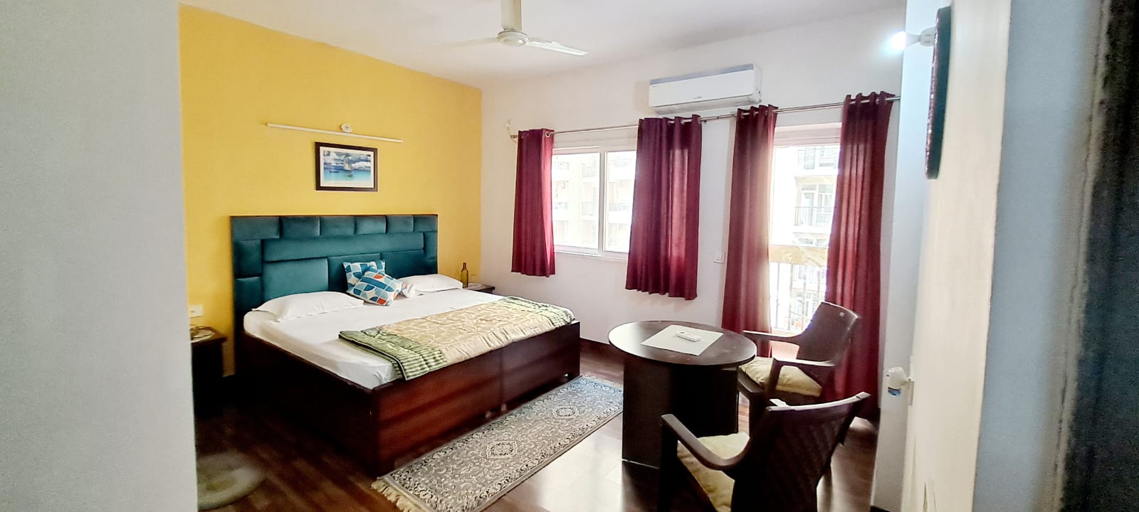 Entire LADS AC 2 BHK ktn WiFi near Gaur chowk - Tap to explore photos