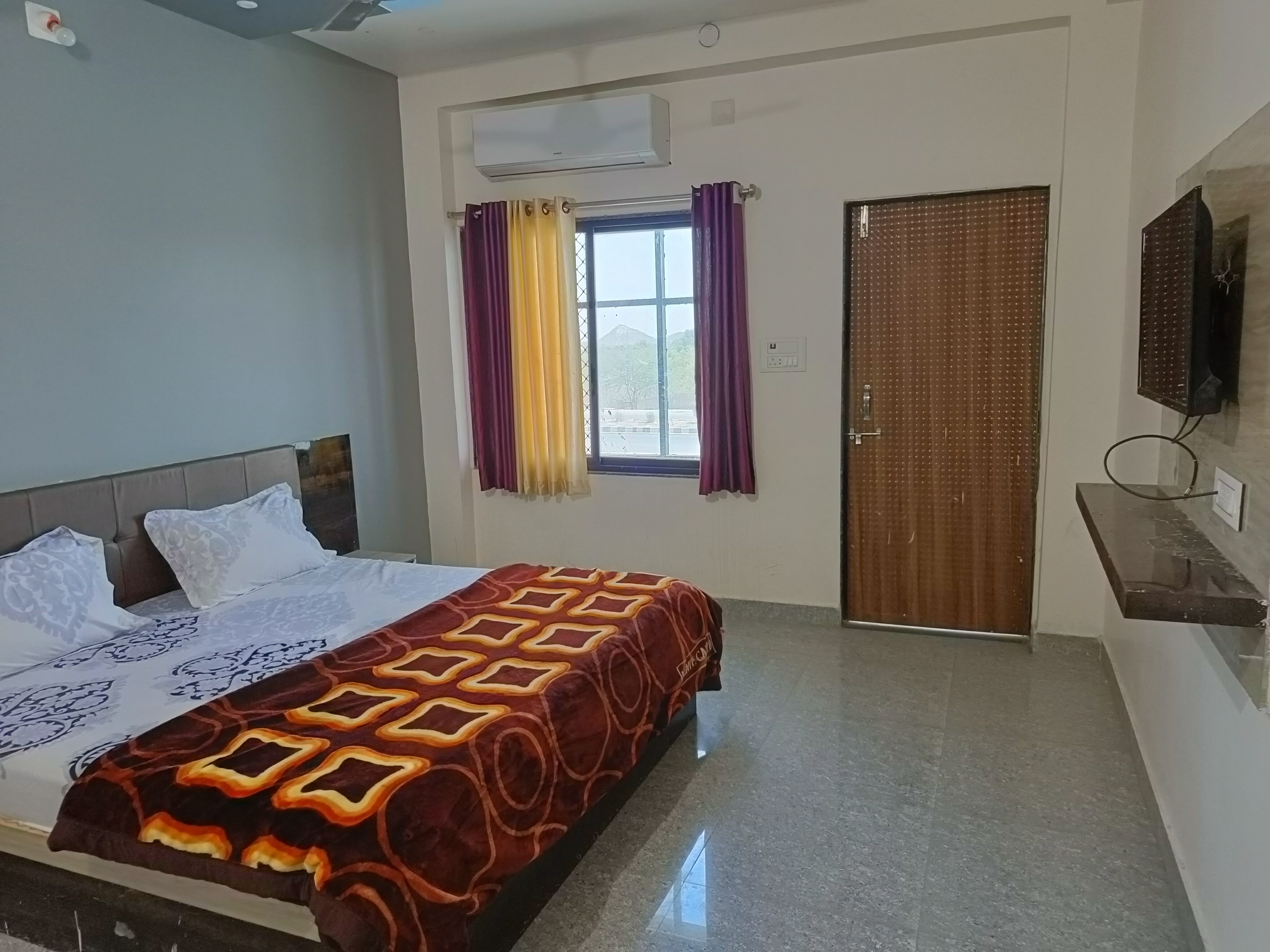 Royal Preet Guest House - Tap to explore photos