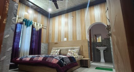 Omji-Kalindi Seva Sadan Room Type - Deluxe Double Room