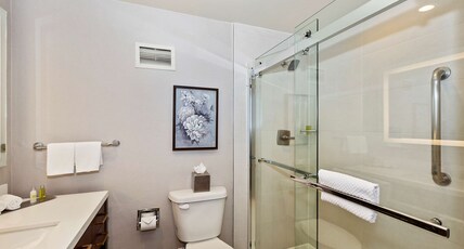 Doubletree by Hilton Whittier Los Angeles Room Type - 1 KING PATIO