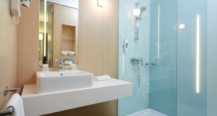 Mercure Valenciennes Centre Room Type - Classic Room with modern decor - twin beds measuring 39 x 79 (100 x 200 cm)