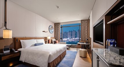 HUALUXE Nanjing Yangtze River Room Type - 1 King bed Standard