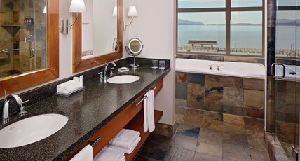 Chrysalis Inn & Spa Bellingham, Curio Collection by Hilton Room Type - 1KG 1BDRM CRNER STE-BAYVW