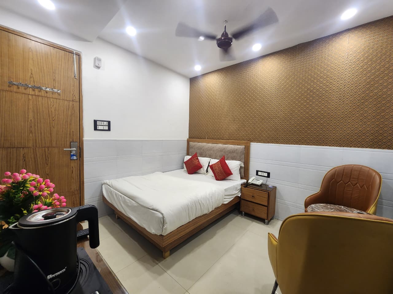 Hotel The Yuvaan B&B - Tap to explore photos