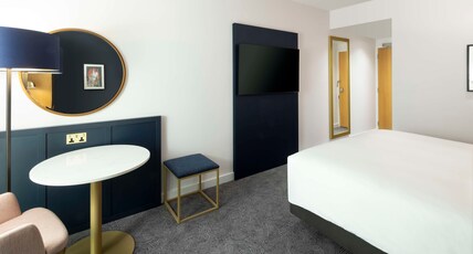 DoubleTree by Hilton Hotel Leeds City Centre Room Type - KING GUEST ROOM