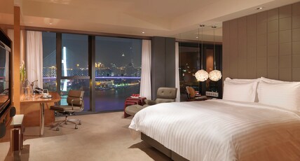 InterContinental Shanghai Expo Room Type - 1 King Premium Club Lounge Access River View
