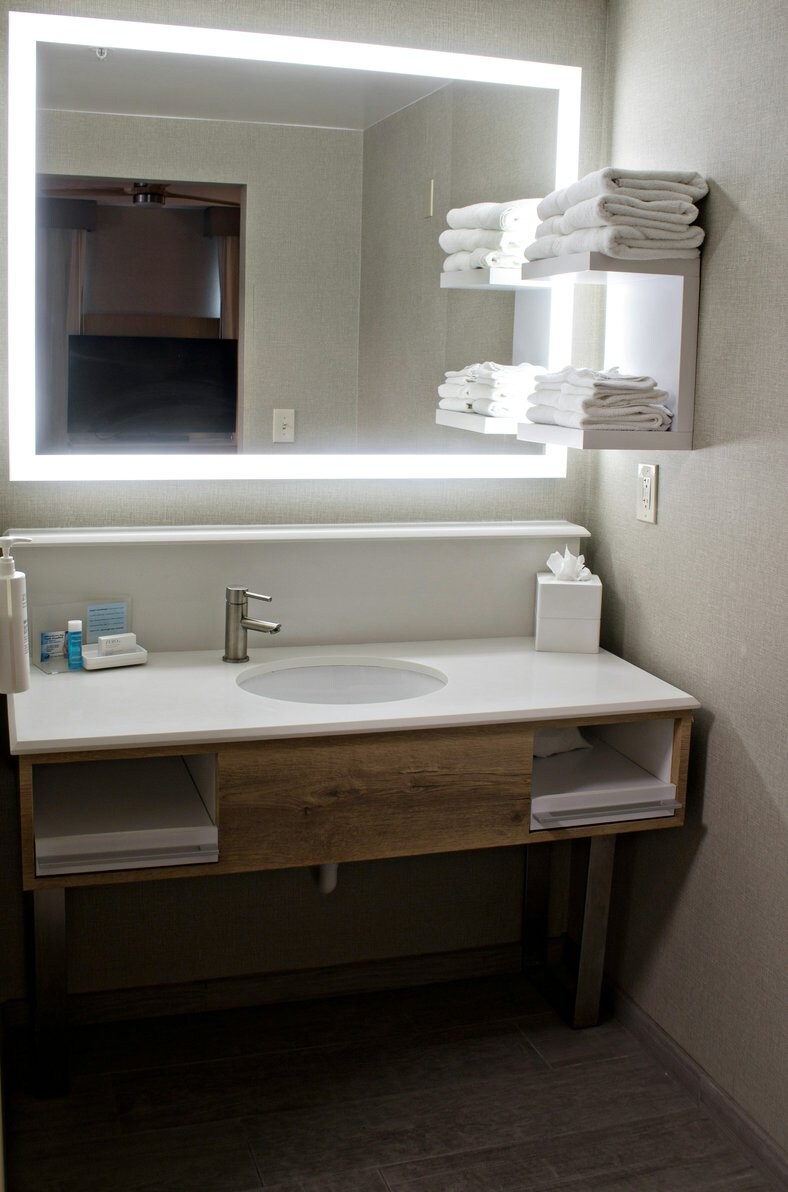Hampton Inn & Suites by Hilton Denver-Speer Boulevard - Tap to explore photos