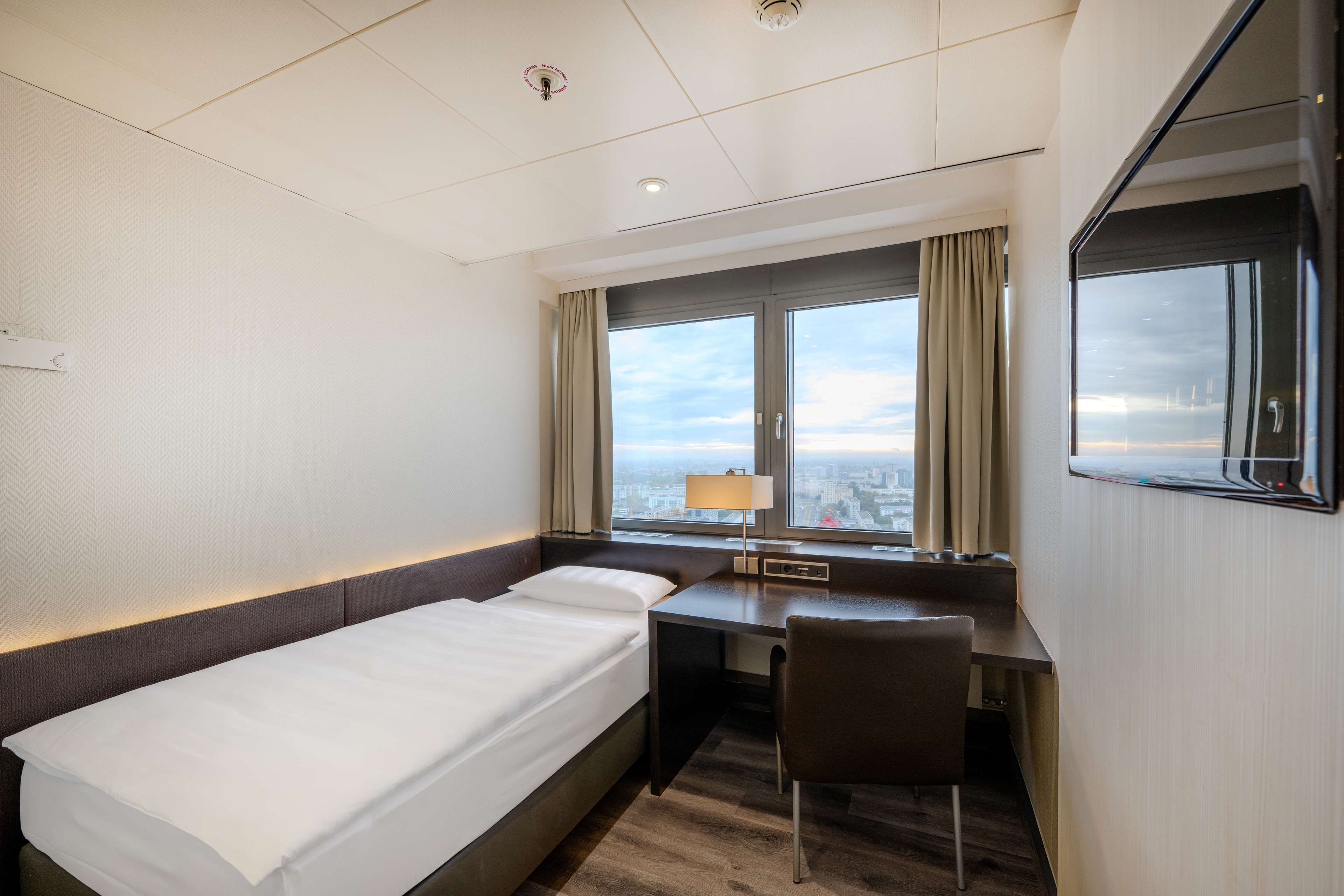 Park Inn by Radisson Berlin Alexanderplatz - Tap to explore photos