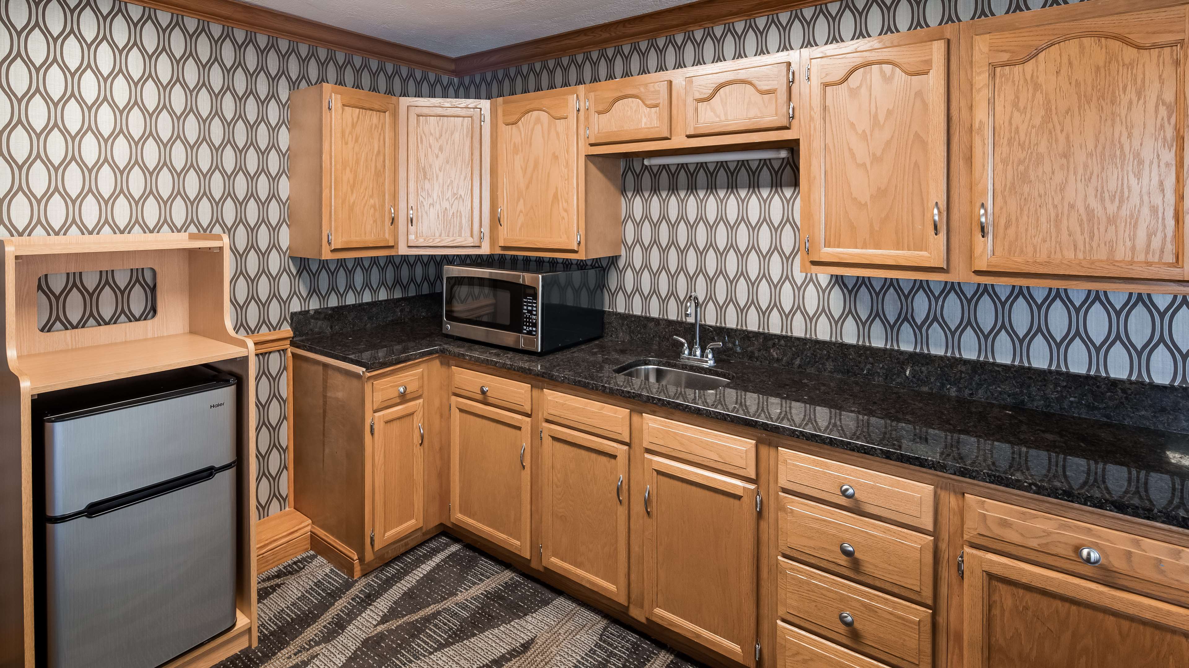 Best Western Plus North Canton Inn & Suites - Tap to explore photos