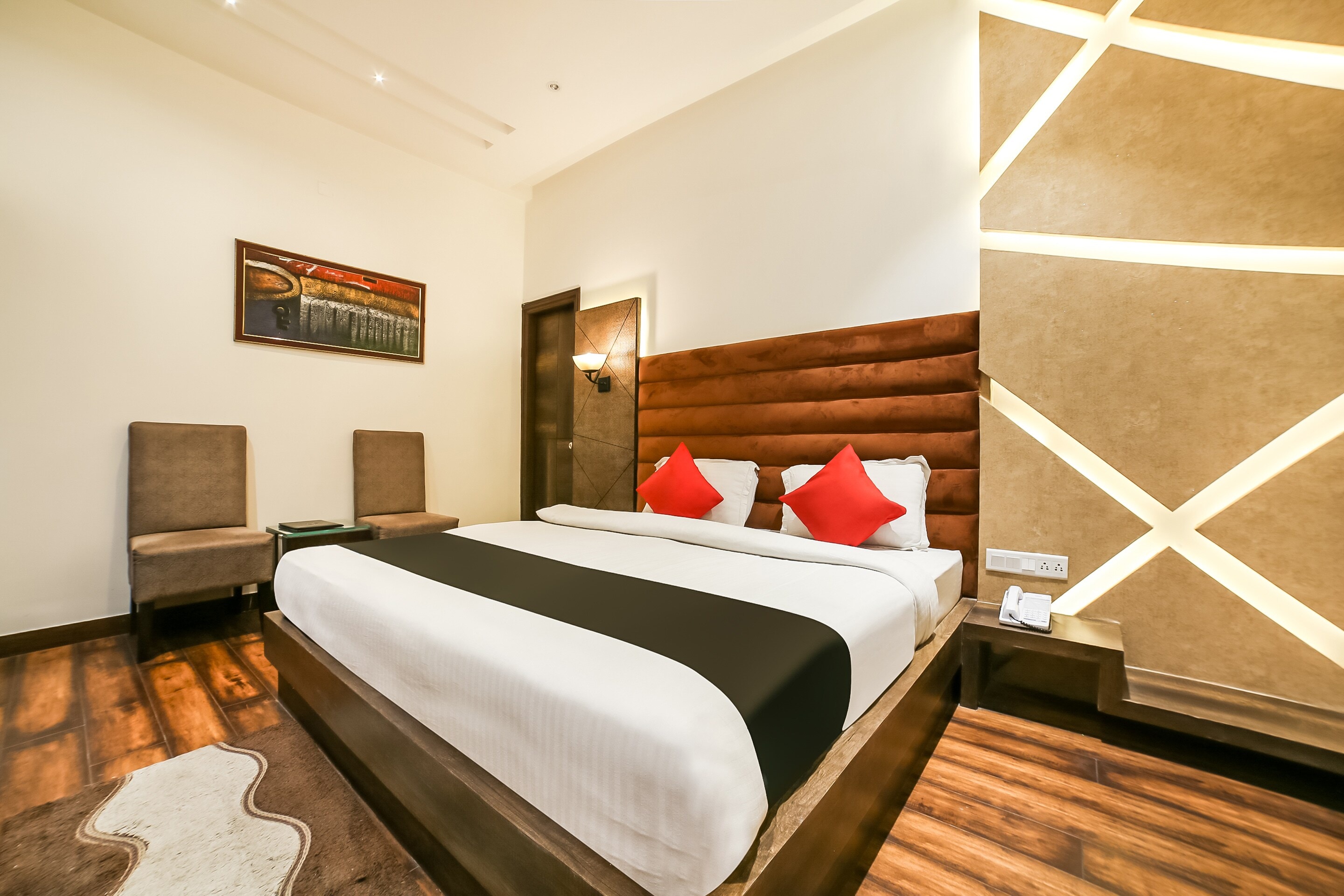 Capital O 38688 Royal Shelaton - Tap to explore photos