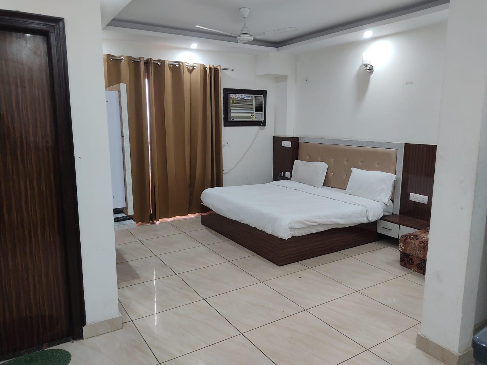 Hotel Singh Residency Medanta - Tap to explore photos