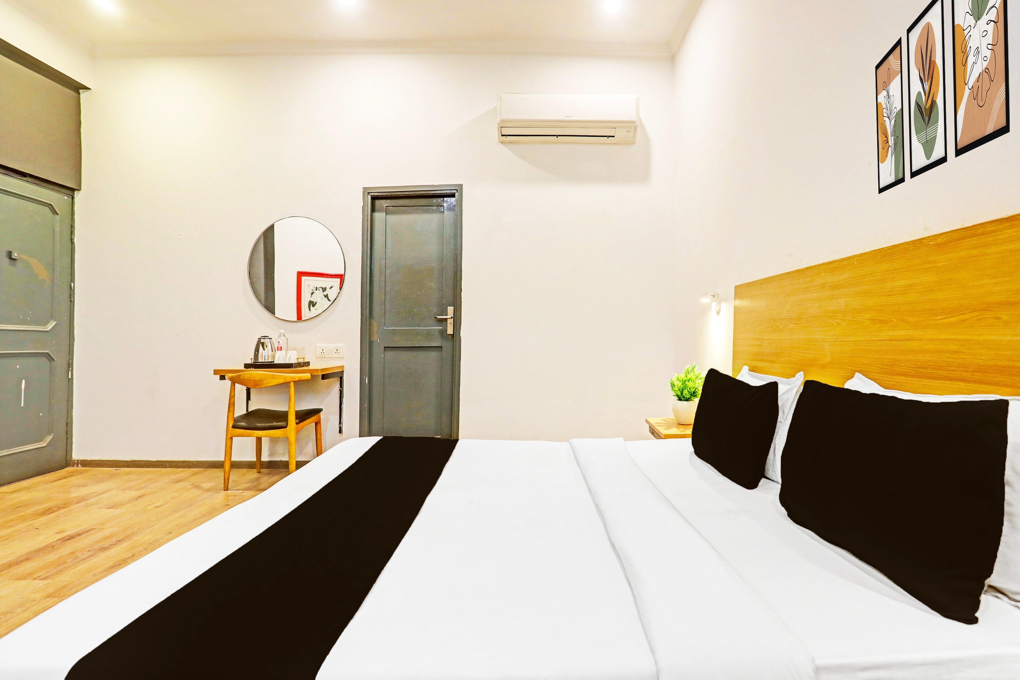 Super OYO Townhouse Vijay Khand Gomti Nagar - Tap to explore photos