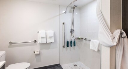 DoubleTree by Hilton Calgary North Room Type - 1 QUEEN ACC RM ROLLIN SHWR