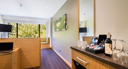 Crowne Plaza CANBERRA Room Type - 1 King Bed Standard Park View