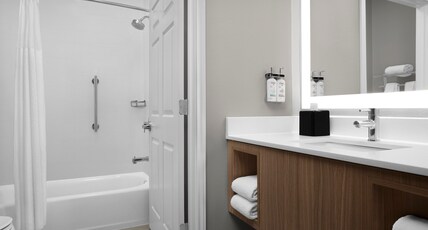 Staybridge Suites West Fort Worth Room Type - 1 Queen Studio Suite Mobility Accessible Tub