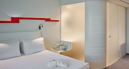 Holiday Inn VILNIUS Room Type - 1 Double Bed Premium Walk-in Shower