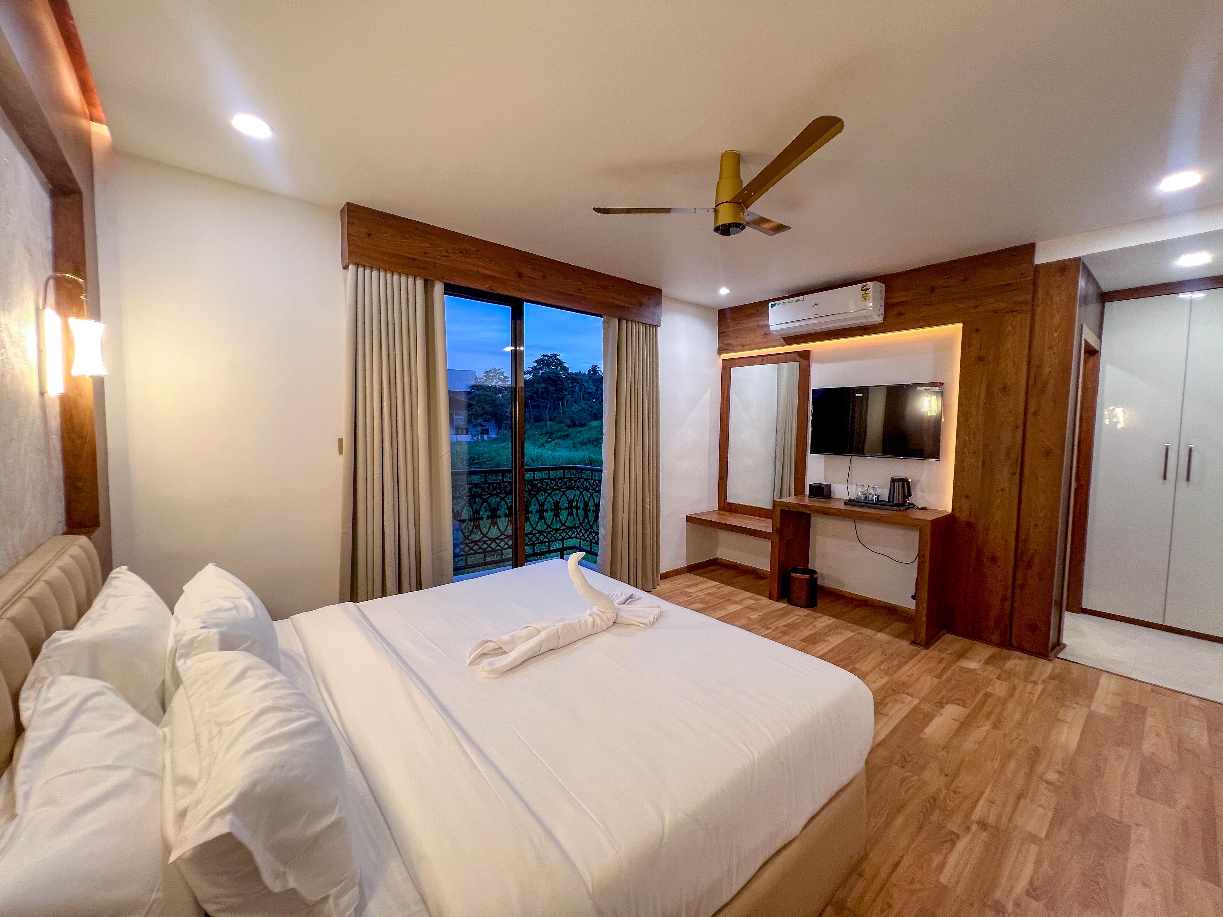 Raphilhin Business Hotel - Tap to explore photos