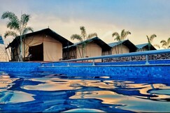 CampinGround | Pool & BBQ