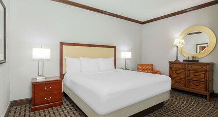 Hilton Phoenix Chandler Room Type - 1 KING BED JUNIOR SUITE
