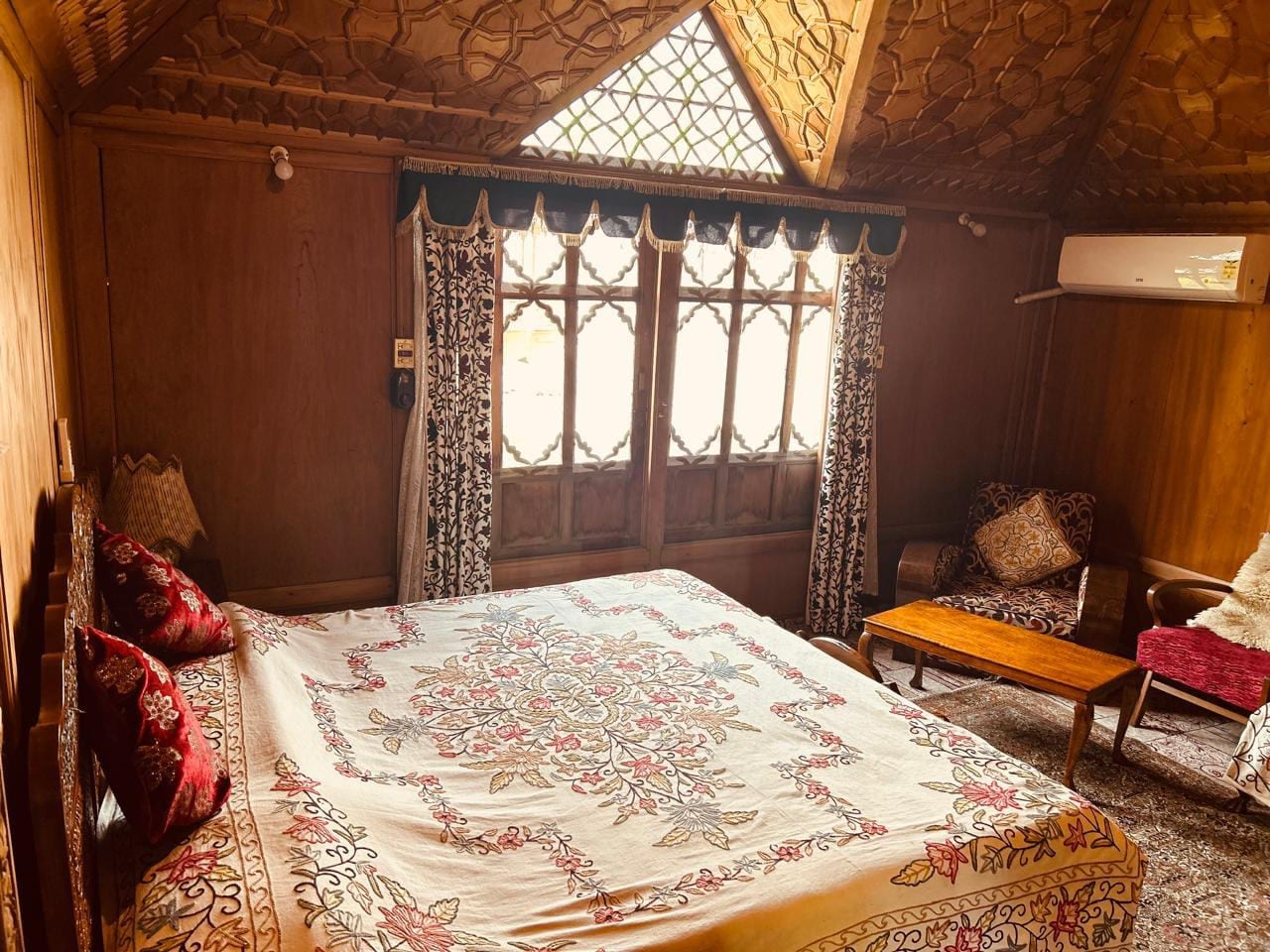 Maharaja Palace Houseboat - Tap to explore photos