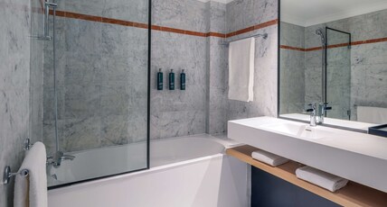DoubleTree by Hilton Paris Bougival Room Type - KING GUEST ROOM