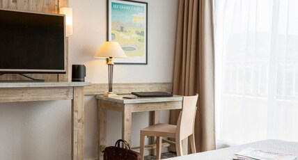Mercure Millau Room Type - Classic Room, view of cathedral - 1 double bed