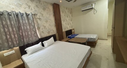 Muskan Hotel and restro Room Type - AC DELUXE TRIPLE SHARING