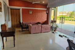 BRICK FIELD | Lounge with Garden & Parking