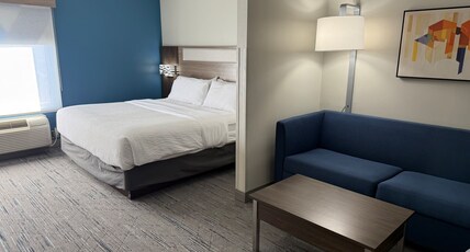 Holiday Inn Express Topeka North Room Type - 1 King Bed Suite