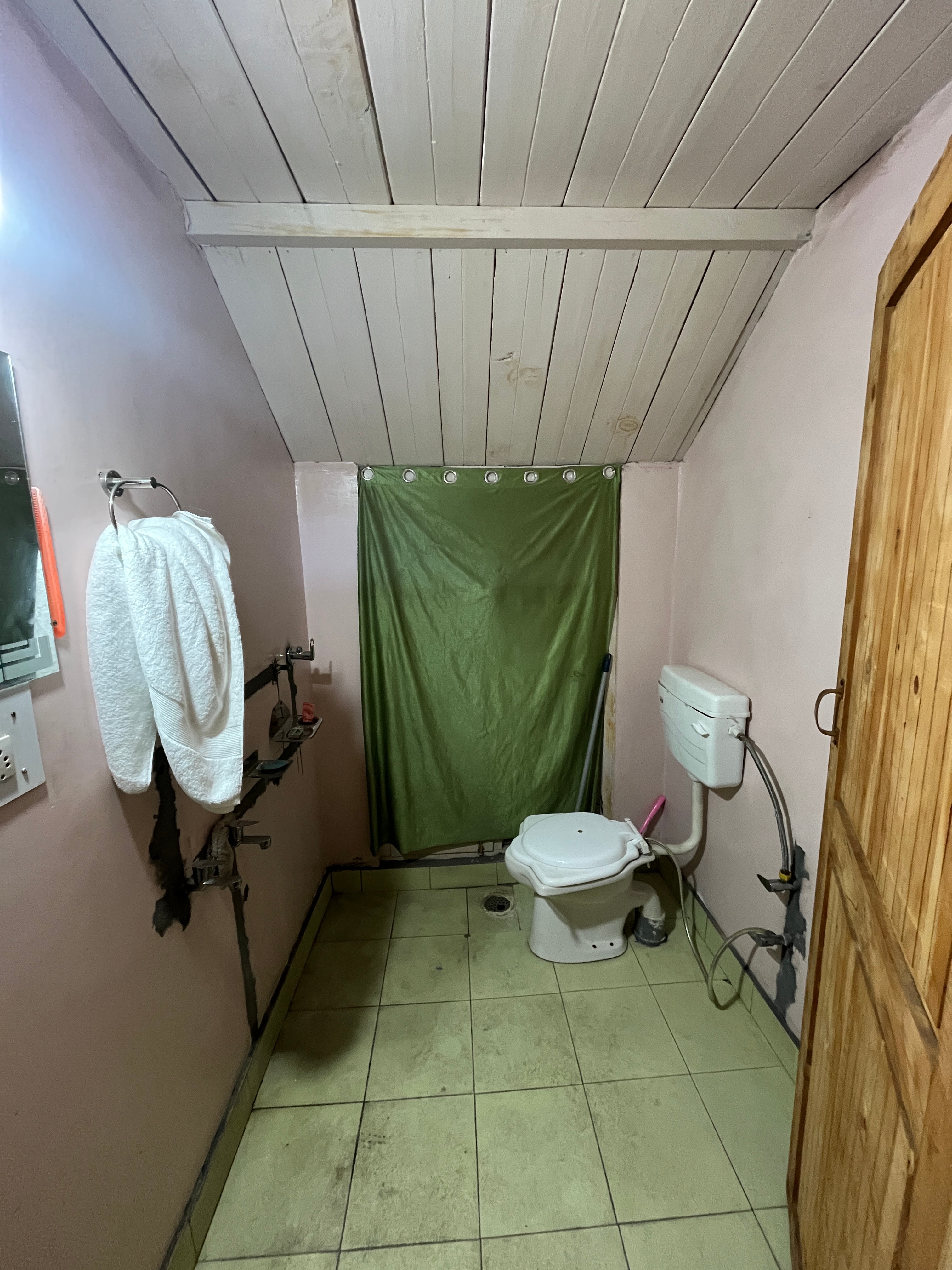 Apple Valley Homestay - Tap to explore photos