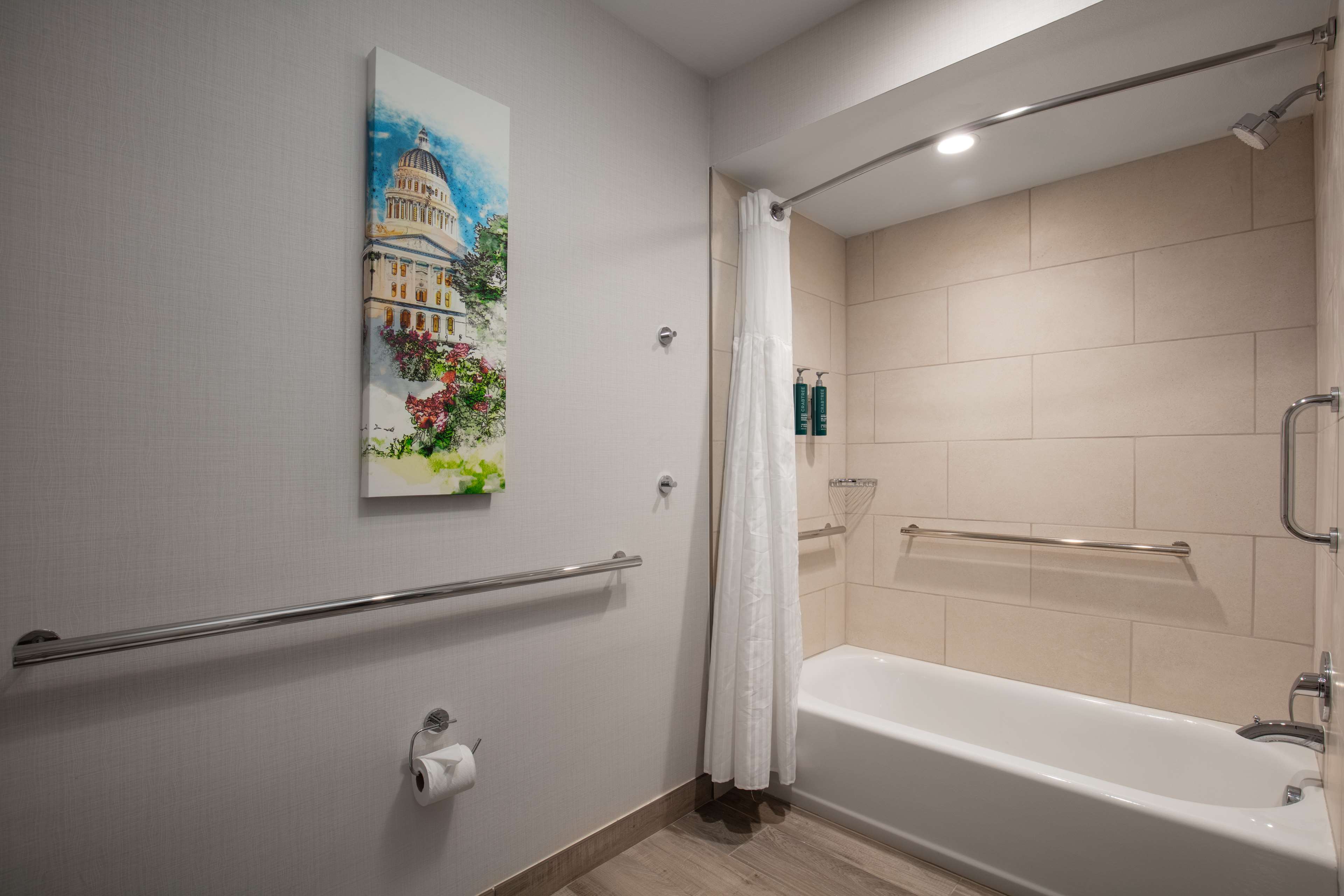 DoubleTree by Hilton Sacramento - Tap to explore photos