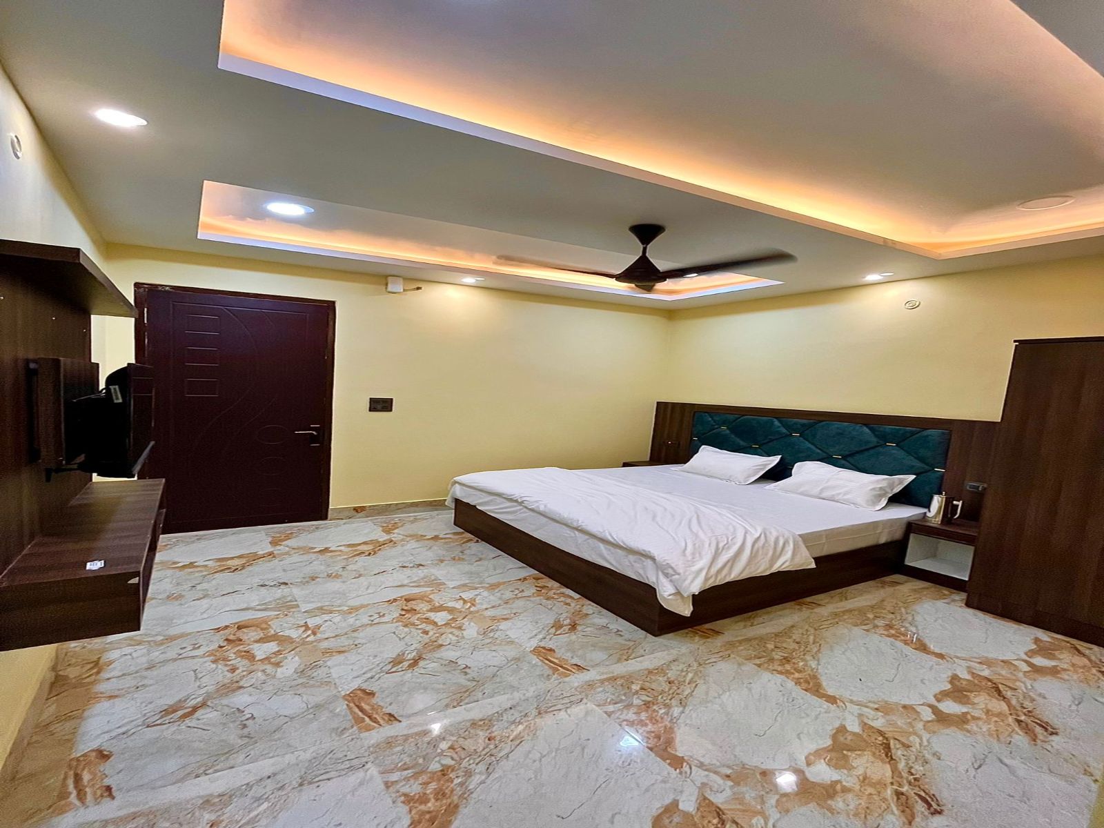 Amigo Rooms - Tap to explore photos