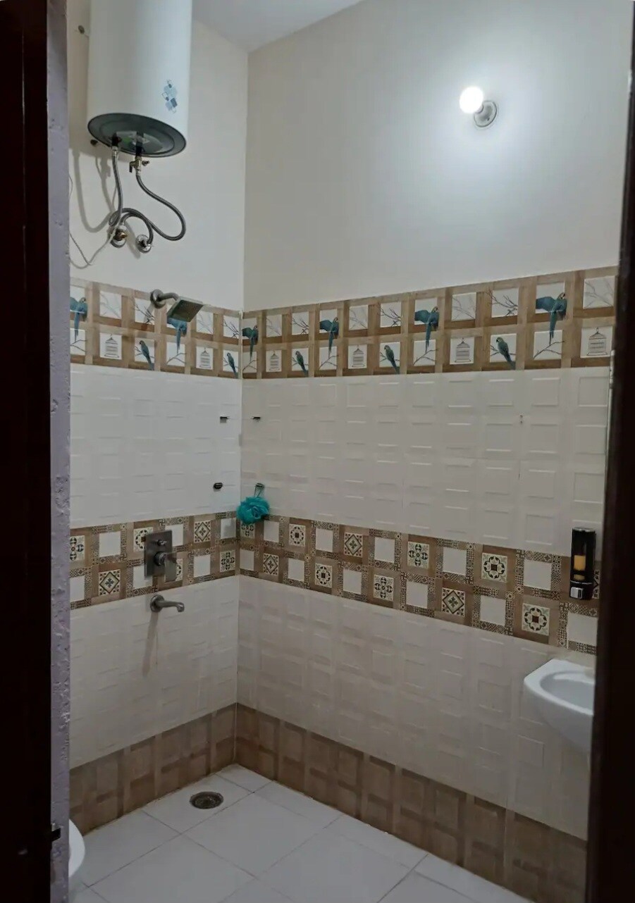Saran Home Stay - Tap to explore photos