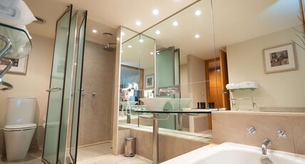 DoubleTree by Hilton Buenos Aires Room Type - 2 TWINS BEDDELUXE BATHROOM