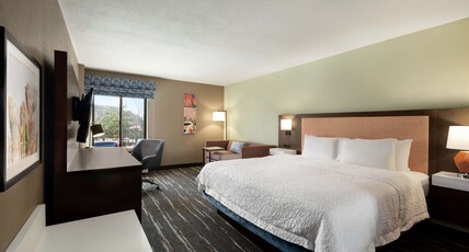 Hampton Inn by Hilton Sedona Room Type - 1 KING STUDY SOFABED NOSMK